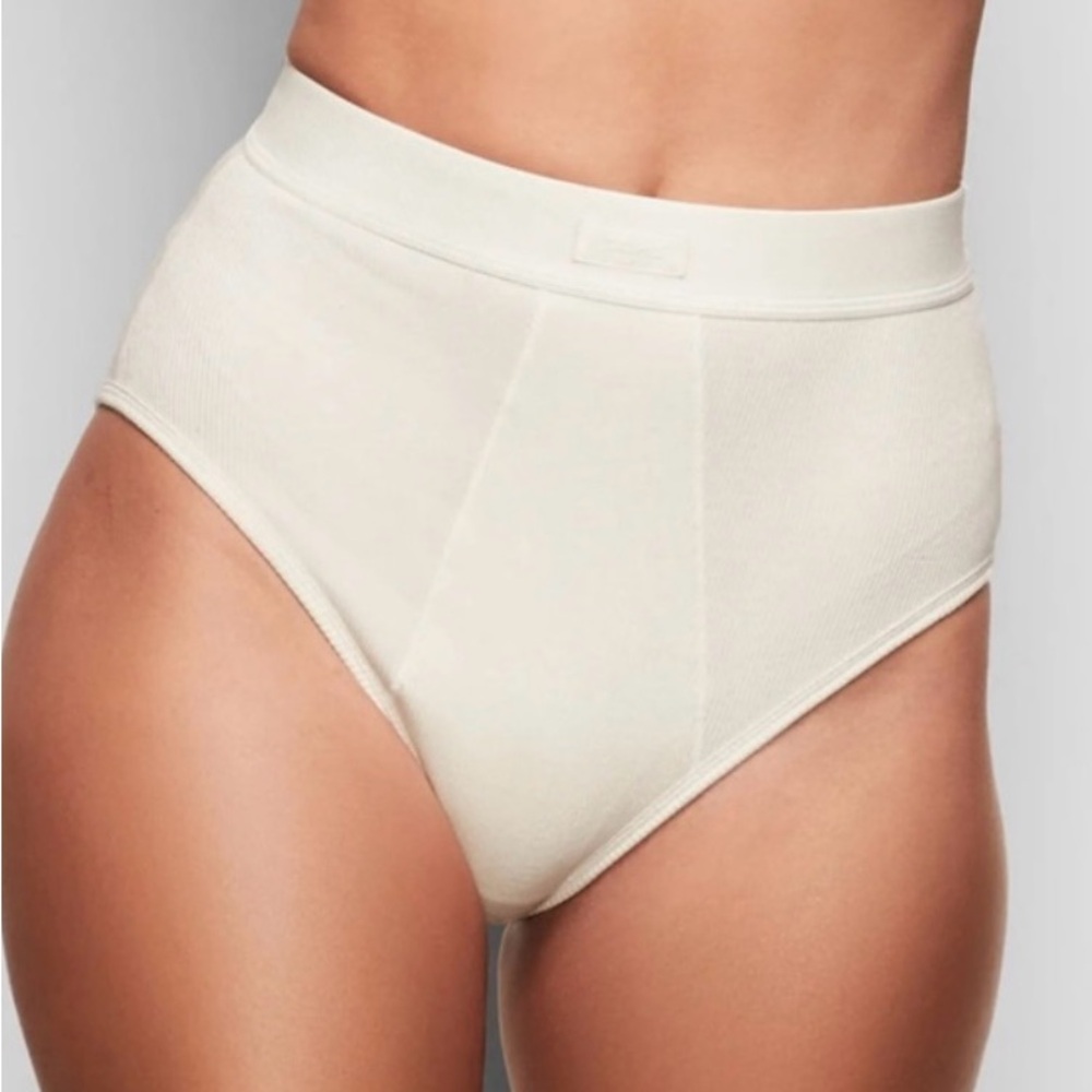 Skims cotton rib brief high rise in bone